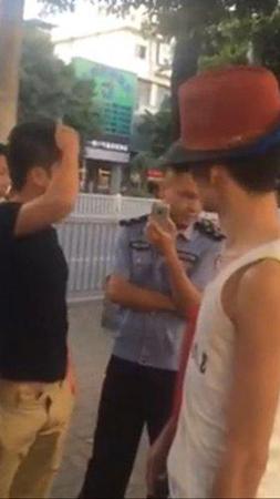 制服民警掏出手机拍摄。