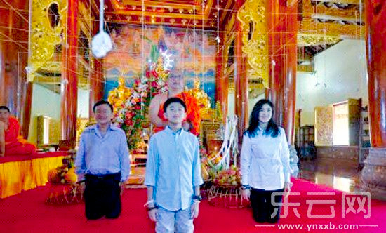 英拉和他信在西双版纳总佛寺拜佛2