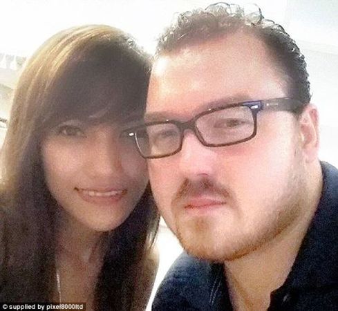 第二名被发现的受害人25岁，印尼籍。发现时，其身体被塞进一米长、半米宽、半米高的橙啡色李箱内，全身赤裸被人用粗尼龙绳捆绑，并用床单包裹上身，露出脚踝。