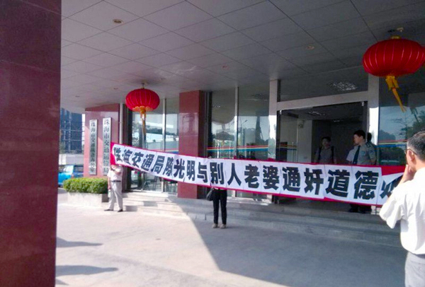 官员与人妻车震4年-女方：他是公务员不便开房4