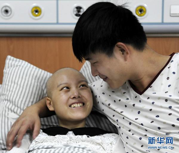 11月5日，于海宁（右）和范会香在病床上聊天。 新华社记者 李博 摄
