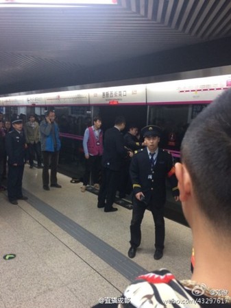02事发现场图片，警察正在清理现场。