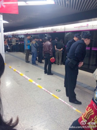 女子被北京地铁安全门夹住-抢救无效死亡3