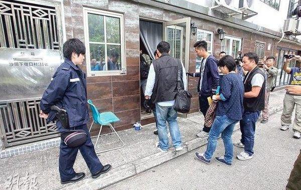 内地商人欠下约3亿元赌债，与友人被押到一间村屋非法禁锢，事后大批重案组探员到屋内调查。 香港明报图