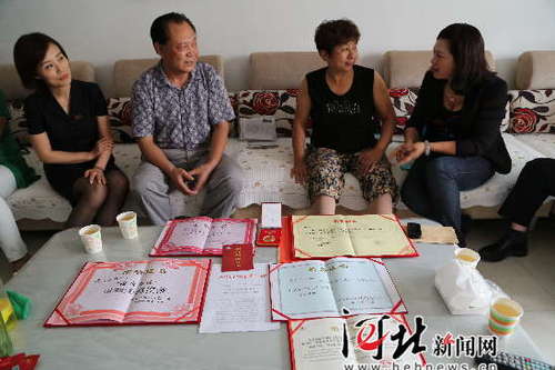 社会各界授予胡玉兰的荣誉证书。资料图片