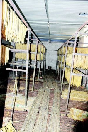 毛托村附近“毒”腐竹厂生产车间脏乱不堪。警方供图