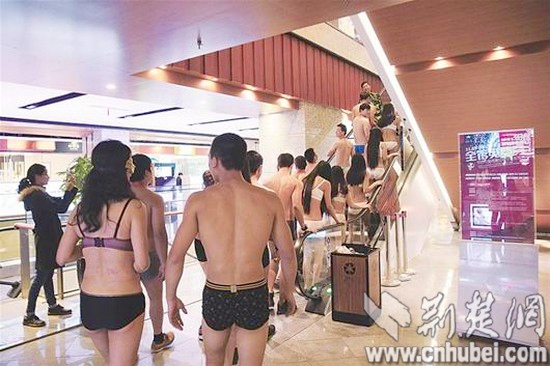 武汉商家促销“脱光”免单-市民着内衣疯狂抢衣4
