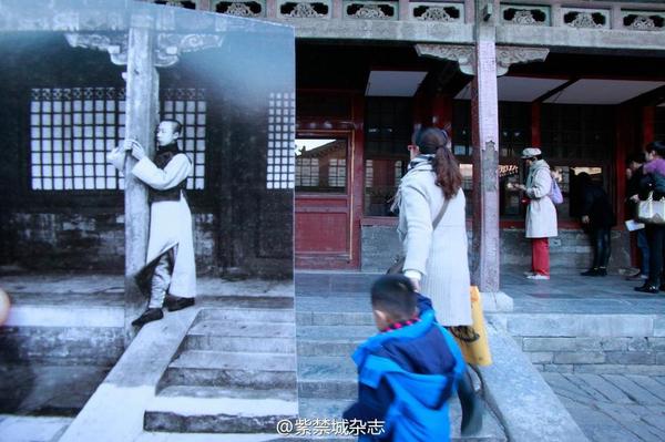 图为1922年，溥仪在燕禧堂抱柱玩怀表。