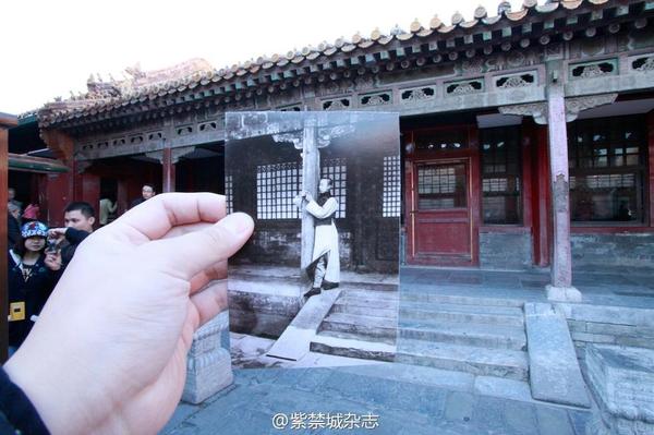 图为1922溥仪在燕禧堂前抱柱玩怀表。
