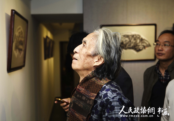 刘勃舒在欣赏盛鸣作品作品_副本