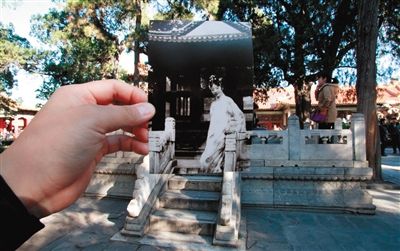 故宫晒穿越图，通过馆藏旧照与现实景物的拼合，再现清宫人物“穿越照”。御花园禊赏亭前的婉容。图《紫禁城》杂志 任超 摄