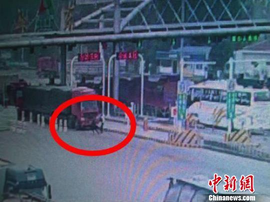 女子下车后，民警被咬瞬间。勾浩摄