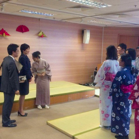 安倍夫人聊日剧-被学生说“落伍”以笑回应2