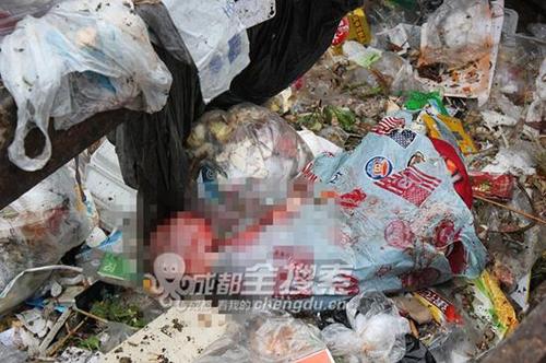被发现的女婴尸体