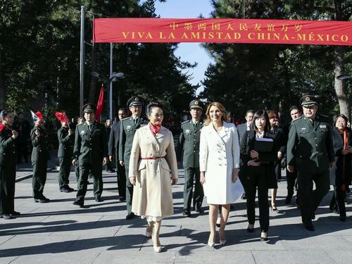 13日上午，彭丽媛邀请墨西哥总统夫人里韦拉来到解放军艺术学院参观。
