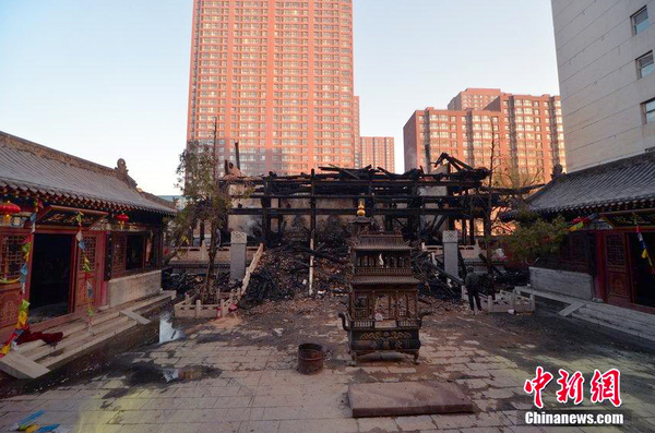 山西太原伏龙寺遭大火-寺庙只剩骨架3