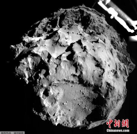 欧空局公布了新的菲莱登陆彗星照片，这一张是菲莱降落到离地3公里时拍的。