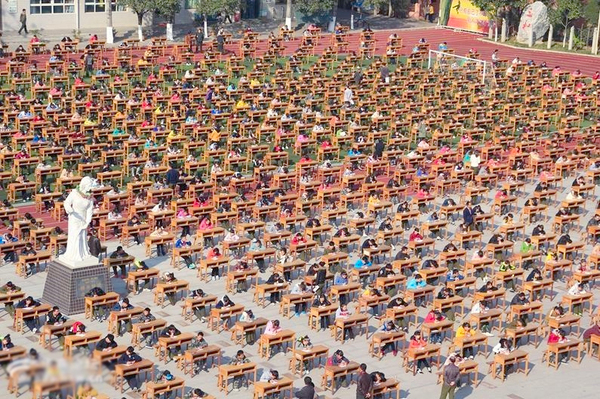 宝鸡千名学生操场考试-老师用望远镜监考6