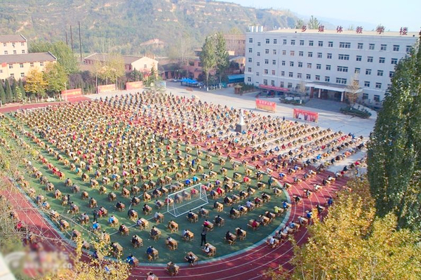 宝鸡千名学生操场考试-老师用望远镜监考4