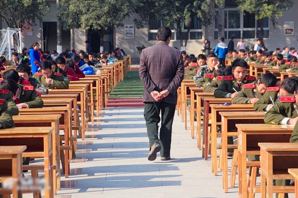 宝鸡千名学生操场考试-老师用望远镜监考3