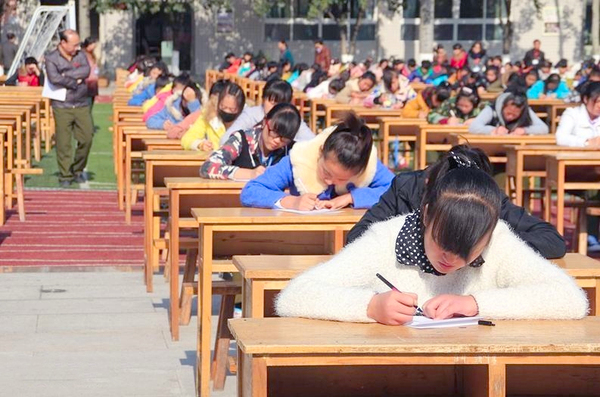 宝鸡千名学生操场考试-老师用望远镜监考2