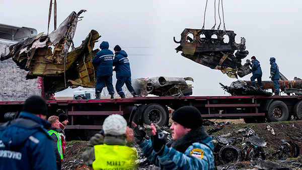 马航MH17客机残骸开始装运10