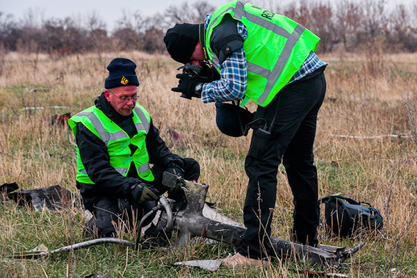 马航MH17客机残骸开始装运7