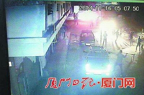 众多男子手持水管焊刀，打砸接亲车辆。监控截图