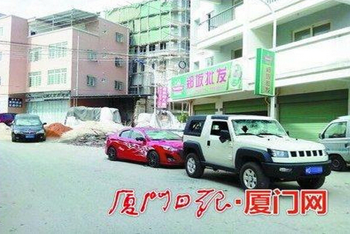 被打砸的几辆车“伤痕累累”。