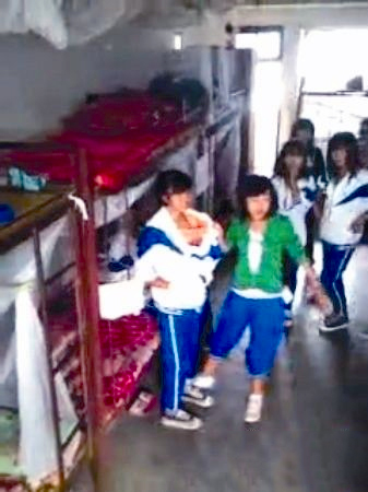 4名女生掌掴1女生-男生笑拍全程4