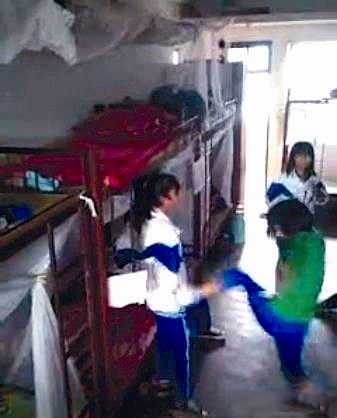 4名女生掌掴1女生-男生笑拍全程2