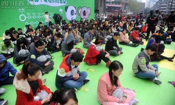 11月18日，首届全国“发呆大赛”首站在成都宽窄巷子举行。