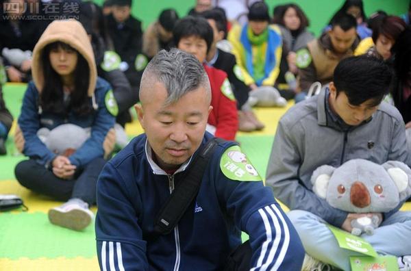 11月18日，首届全国“发呆大赛”首站在成都宽窄巷子举行。5