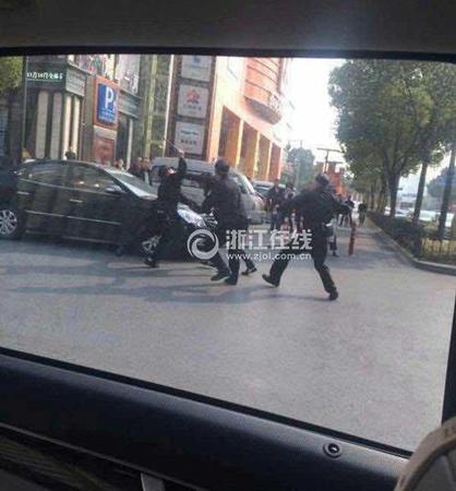 网友在车里拍摄的警方抓捕砍人凶手照片