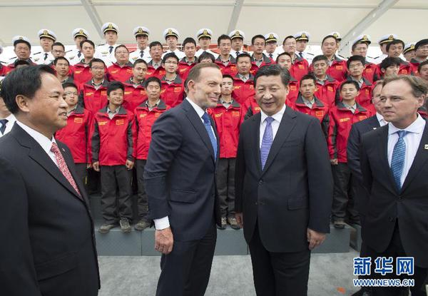 11月18日，正在澳大利亚塔斯马尼亚州首府霍巴特访问的中国国家主席习近平在澳大利亚总理阿博特陪同下参观南极科考项目并慰问两国科考人员。新华社记者李学仁摄