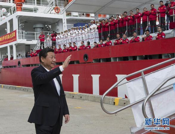 11月18日，正在澳大利亚塔斯马尼亚州首府霍巴特访问的中国国家主席习近平在澳大利亚总理阿博特陪同下参观南极科考项目并慰问两国科考人员。这是习近平在霍巴特港看望正在这里补给的“雪龙”号全体科考人员。新华社记者李学仁摄