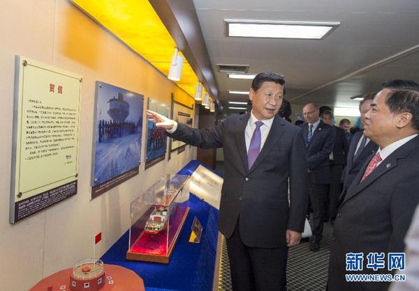 这是习近平参观中国极地考察30周年图片展。新华社记者李学仁摄