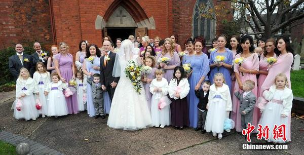 2014年11月17日消息，英国西米德兰兹郡，Jayne Blakeway和Shaun Lawrence婚礼热闹非凡，作为新娘，Jayne Blakeway需要一名警察护送，才能按时有序的进入教堂参加婚礼派对，因为她拥有创纪录的44名伴娘。图片来源：CFP视觉中国