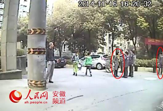 “骂保安看门狗”女干部被停职 公安介入调查
