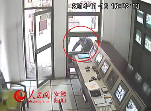 “骂保安看门狗”女干部被停职 公安介入调查