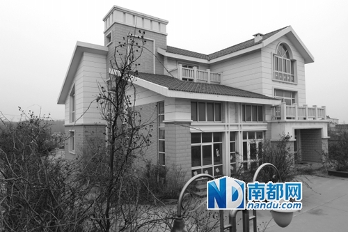 专案组向“亿元水官”出示抓捕文书 遭其抢过撕掉