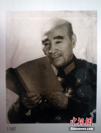 11月19日，北京华辰秋季拍卖会展出江青1971年为林彪拍摄的罕见照片《孜孜不倦》。江青当时为了避免脸部阴影，让林彪未戴军帽。此照片同年八月发表了彩色版。贾国荣 摄