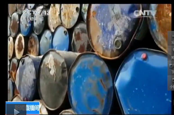 院子里堆满增塑剂铁桶