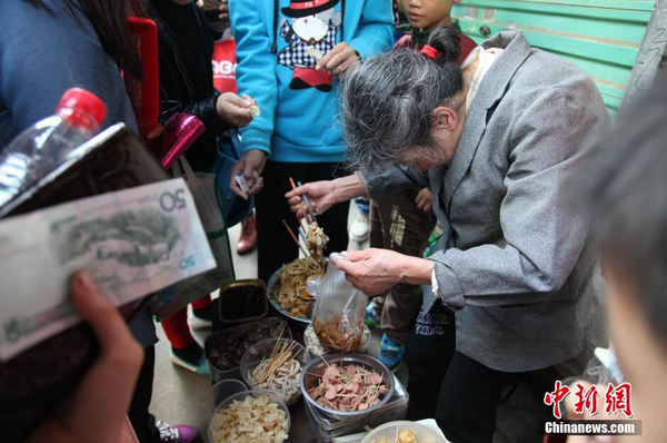 南昌“一毛奶奶”蹿红 民众慕名尝鲜献爱心7