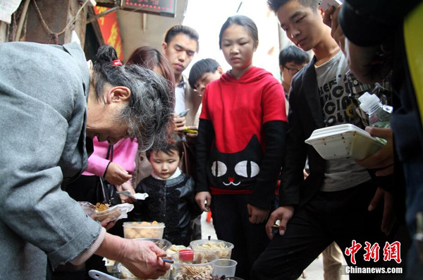 南昌“一毛奶奶”蹿红 民众慕名尝鲜献爱心5