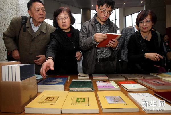 11月22日，观众在展会现场选购巴金作品。