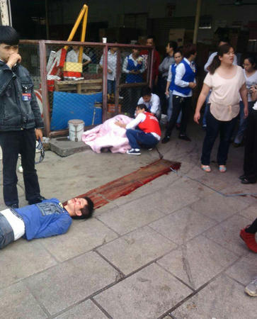 邱姓管理层人士披露，事发后商场向110报警，而商场保安也已控制住其中一名行凶者。事发后南宁市公安局江南分局警员已经到现场处置。