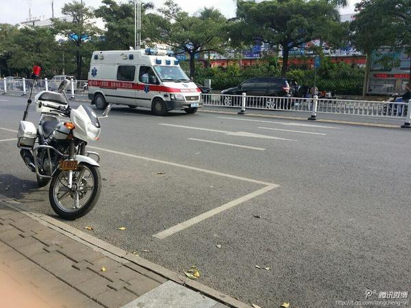 警方及救护车先后赶到现场。