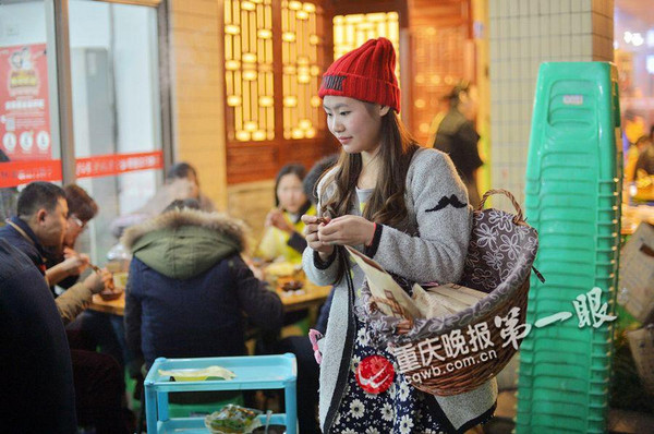 板栗妹妹成为好吃街的一道风景。4