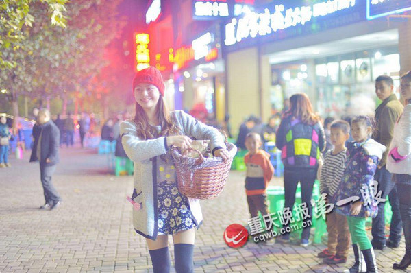 板栗妹妹成为好吃街的一道风景。2